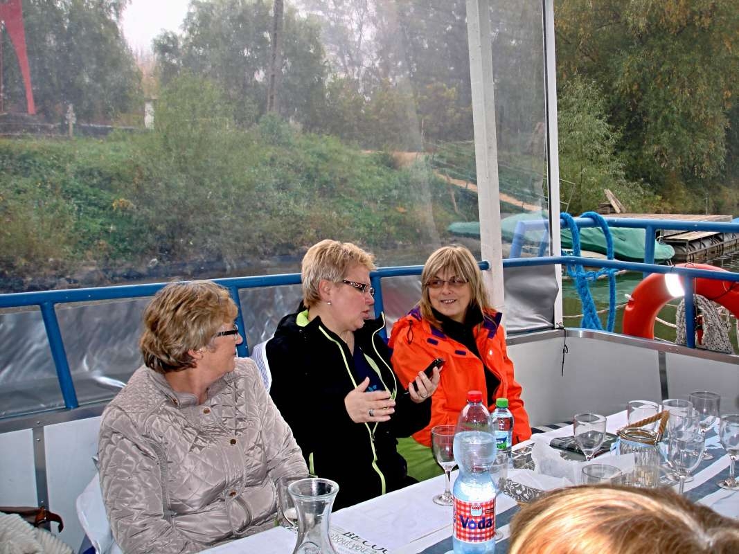 20.10.2017 Na lodi - Milka Herpáková, Valika Lovacká a manželka Milana Dlabaja 1